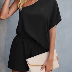 One shoulder batwing sleeve romper